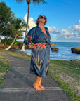 Amaya – Bleu marine : Kimono long de nuit en satin, confort et élégance