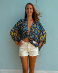 Giulia – Bleu jaune : Kimono court d’été, léger et élégant