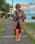 Betty – Léopard : Kimono long en satin de nuit à imprimé floral