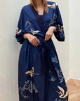 Amaya – Bleu intense : Kimono long de nuit en satin, confort et élégance
