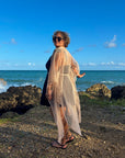 Gigi – Doré pailleté : Kimono long de plage pailleté, chic et lumineux