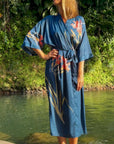 Amaya – Bleu marine : Kimono long de nuit en satin, confort et élégance