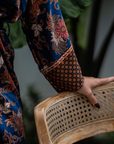 Sanur – Bleu fleuri : Kimono mi-long en soie