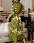 Amaya - Vert olive : Kimono long de nuit en satin, confort et élégance