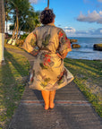 Betty – Beige champagne : Kimono long en satin de nuit à imprimé floral