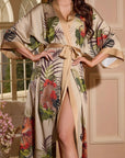 Betty – Beige champagne : Kimono long en satin de nuit à imprimé floral