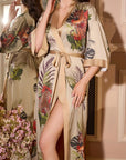 Betty – Beige champagne : Kimono long en satin de nuit à imprimé floral