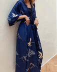 Amaya – Bleu intense : Kimono long de nuit en satin, confort et élégance