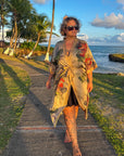 Betty – Beige champagne : Kimono long en satin de nuit à imprimé floral