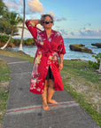 Amaya – Rouge intense : Kimono long de nuit en satin, confort et élégance