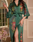 Betty – Vert émeraude : Kimono long en satin de nuit à imprimé floral