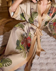 Betty – Beige champagne : Kimono long en satin de nuit à imprimé floral