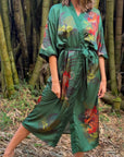 Betty – Vert émeraude : Kimono long en satin de nuit à imprimé floral