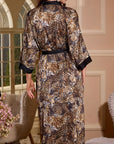 Betty – Léopard : Kimono long en satin de nuit à imprimé floral