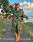 Betty – Vert émeraude : Kimono long en satin de nuit à imprimé floral