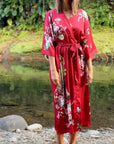 Amaya – Rouge intense : Kimono long de nuit en satin, confort et élégance