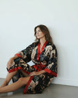 Amaya - Noir félin : Kimono long de nuit en satin, confort et élégance