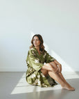 Amaya - Vert olive : Kimono long de nuit en satin, confort et élégance