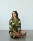 Amaya - Vert olive : Kimono long de nuit en satin, confort et élégance
