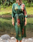 Betty – Vert émeraude : Kimono long en satin de nuit à imprimé floral
