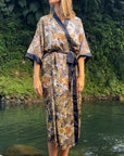 Betty – Léopard : Kimono long en satin de nuit à imprimé floral