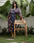 Sanur – Bleu fleuri : Kimono long en soie
