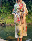 Betty – Beige champagne : Kimono long en satin de nuit à imprimé floral