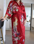 Amaya – Rouge intense : Kimono long de nuit en satin, confort et élégance