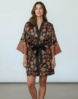 Agung – Noir fleuri : Kimono mi-long en soie