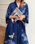Amaya – Bleu intense : Kimono long de nuit en satin, confort et élégance
