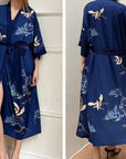 Amaya – Bleu intense : Kimono long de nuit en satin, confort et élégance
