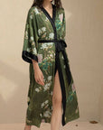 Amaya - Vert Noir : Kimono long de nuit en satin, confort et élégance
