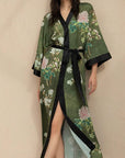 Amaya - Vert Noir : Kimono long de nuit en satin, confort et élégance