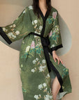 Amaya - Vert Noir : Kimono long de nuit en satin, confort et élégance