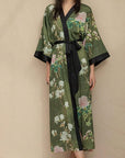 Amaya - Vert Noir : Kimono long de nuit en satin, confort et élégance