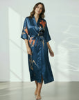 Amaya – Bleu marine : Kimono long de nuit en satin, confort et élégance