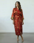 Lovina – Rouge fleuri : Kimono long en soie - en précommande