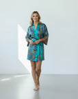 Uluwatu – Turquoise fleuri : Kimono mi-long en soie