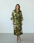 Amaya - Vert olive : Kimono long de nuit en satin, confort et élégance