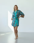 Uluwatu – Turquoise fleuri : Kimono mi-long en soie