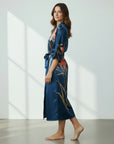 Amaya – Bleu marine : Kimono long de nuit en satin, confort et élégance