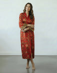 Lovina – Rouge fleuri : Kimono long en soie - en précommande