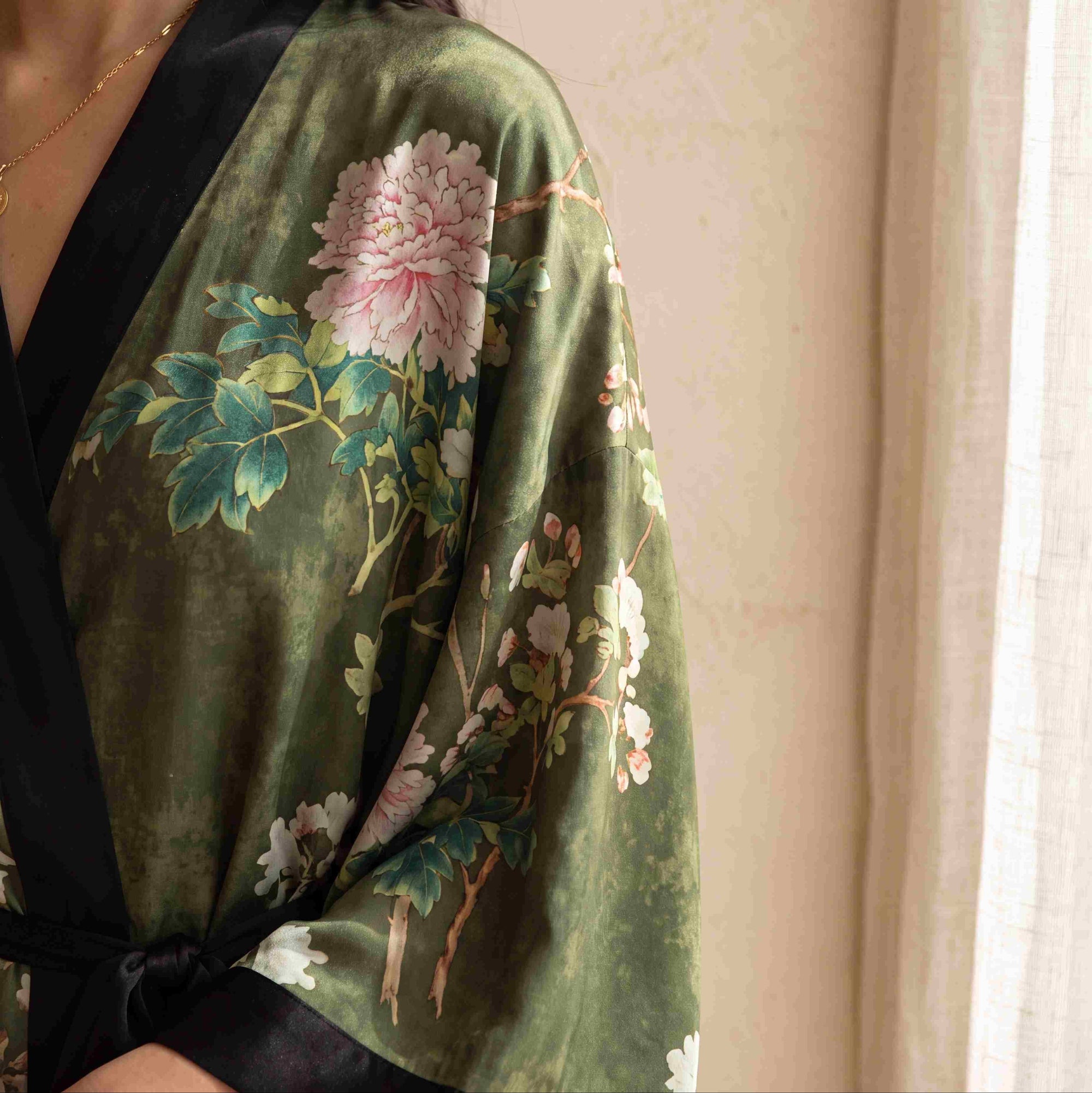 Kimono Long Femme : Élégance Fluide et Confort au Quotidien - Amboria