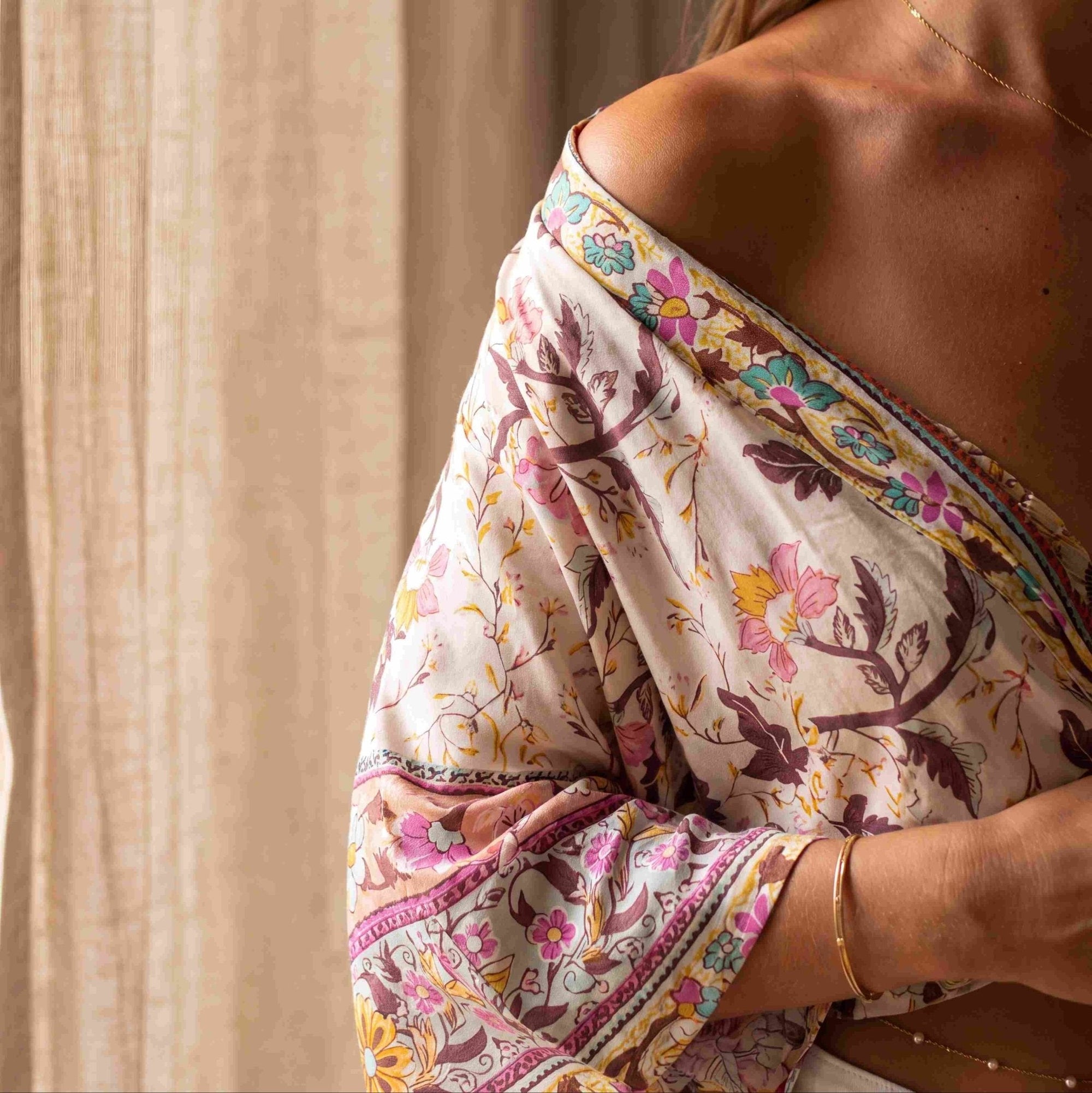 Kimono Plage : Élégance Bohème et Confort au Bord de l'Eau - Amboria