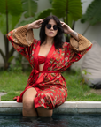 Lovina – Rouge fleuri : Kimono long en soie - en précommande