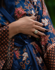 Sanur – Bleu fleuri : Kimono mi-long en soie