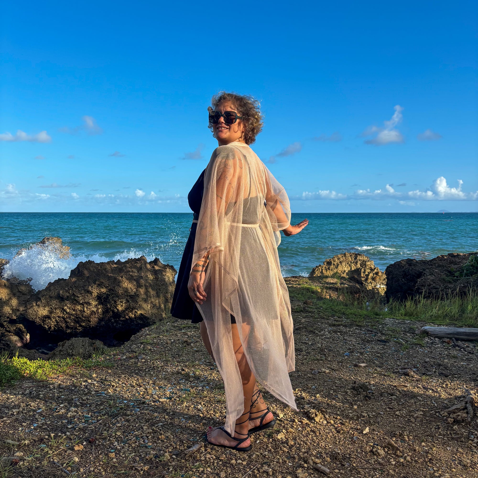 Gigi – Doré pailleté : Kimono long de plage pailleté, chic et lumineux