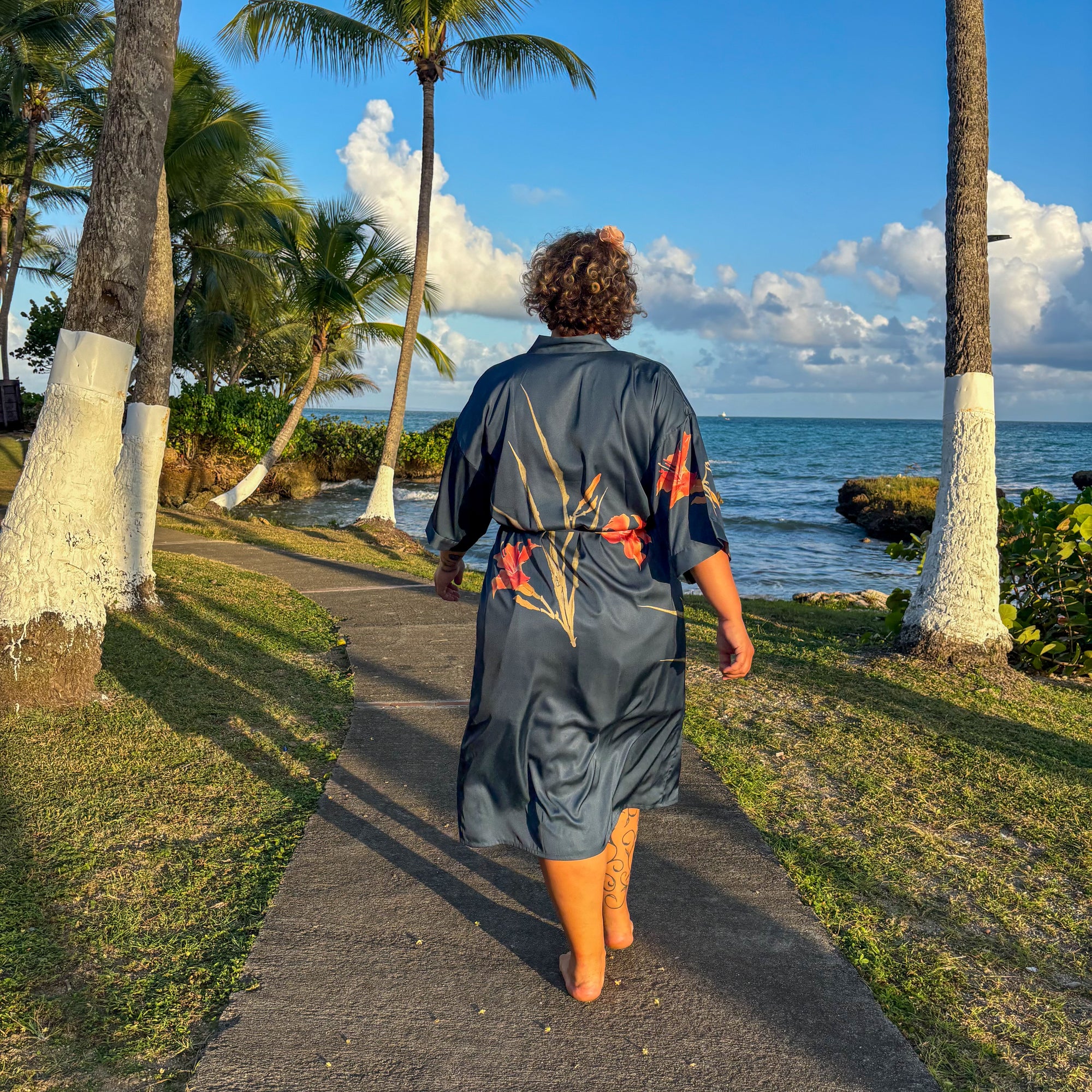 Amaya – Bleu marine : Kimono long de nuit en satin, confort et élégance