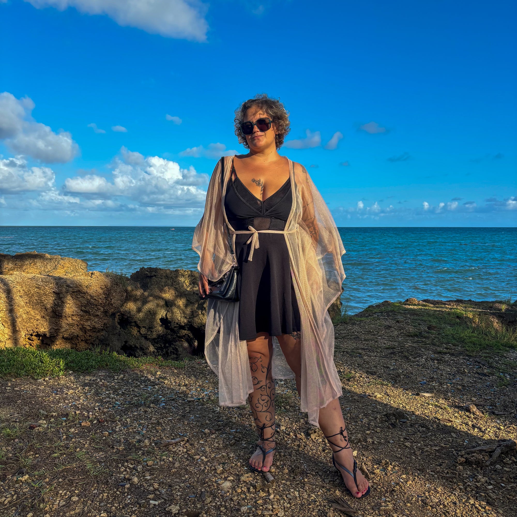 Gigi – Doré pailleté : Kimono long de plage pailleté, chic et lumineux