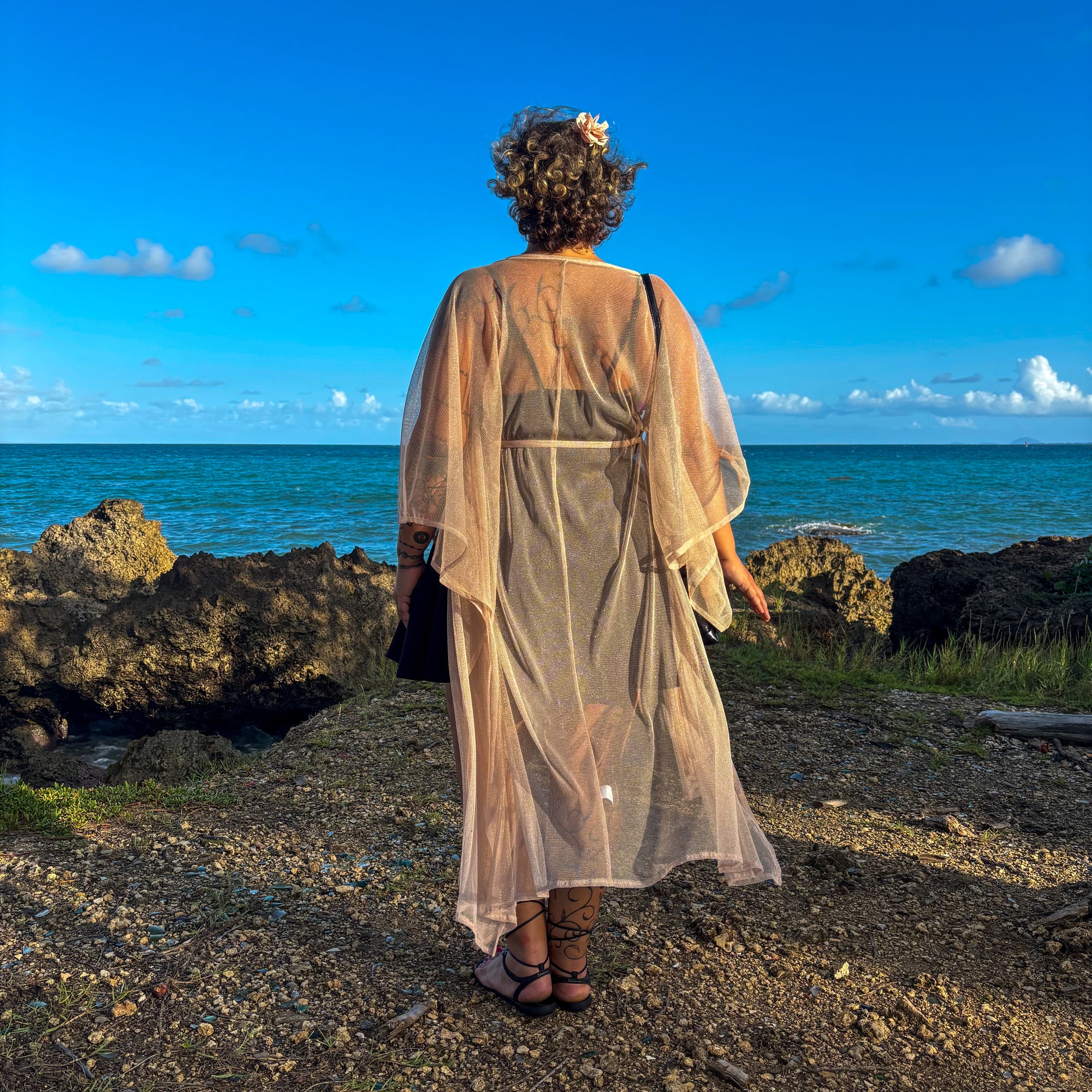 Gigi – Doré pailleté : Kimono long de plage pailleté, chic et lumineux